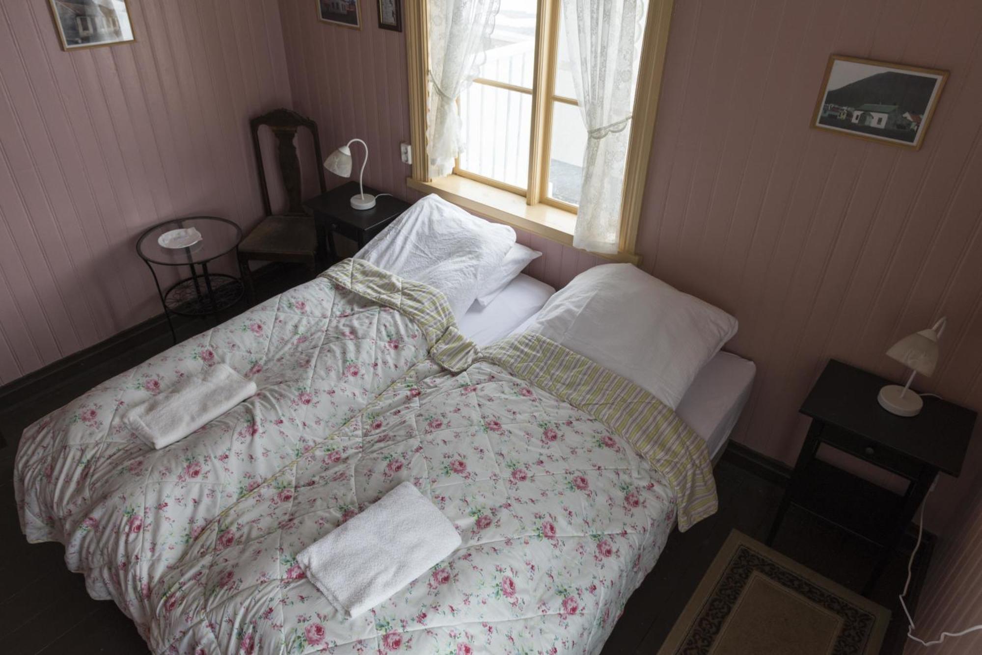 Einarshusid Guesthouse Bolungarvík Екстериор снимка