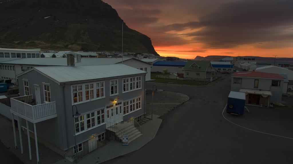 Einarshusid Guesthouse Bolungarvík Екстериор снимка